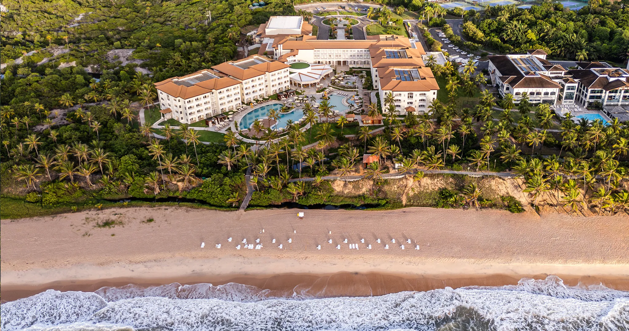 Fachada e piscina do Sol Grand Premium